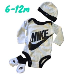 Nike Baby 6-12m Long Sleeve Bodysuit Hat Booties 3p Set Center Swoosh BnW Snaps